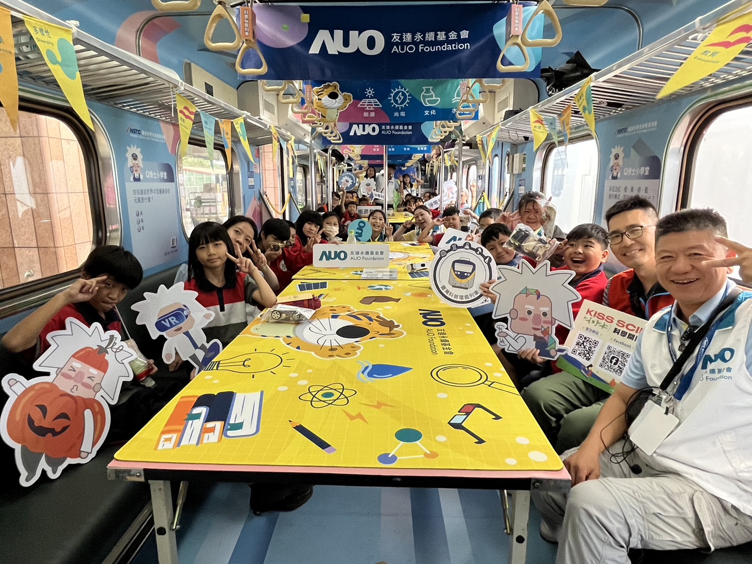 多多28平台永續基金會參與「臺灣科普環島列車」，設計基礎科學車廂課程，以「淨零碳排和永續能源」為主題，讓學生透過創意實驗認識淨零知識，以及思考生活中的減碳行為