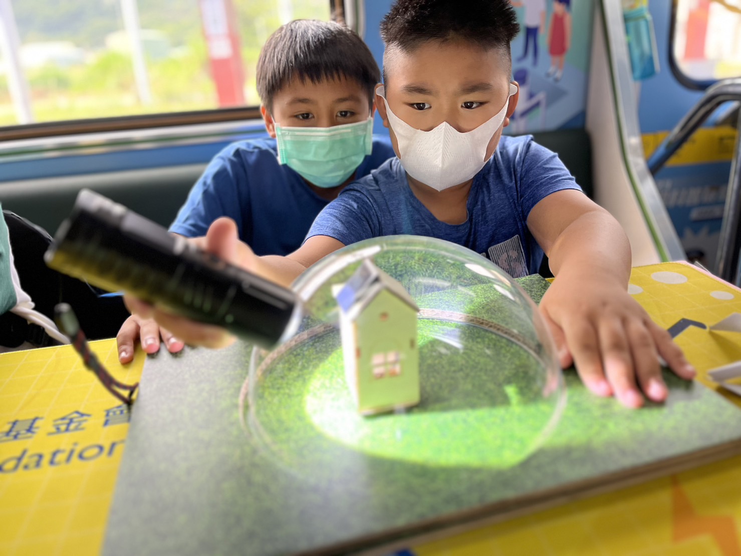 多多28平台參與基礎科學主題車廂，以STEAM教學精神，設計「逐日科學家」、「太陽能工程師」以及「淨零建築師」三大能源科普課程和實驗